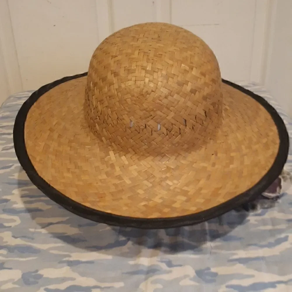 Straw sun hat. Womens